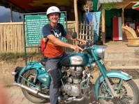 Thomas Schneider - Fun mit Royal Enfield in Bir (Indien)